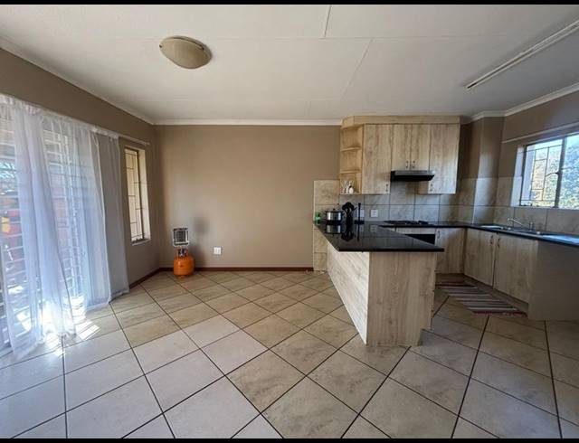 2 BEDROOM TOWNHOUSE FOR SALE IN FLORIDA GLEN